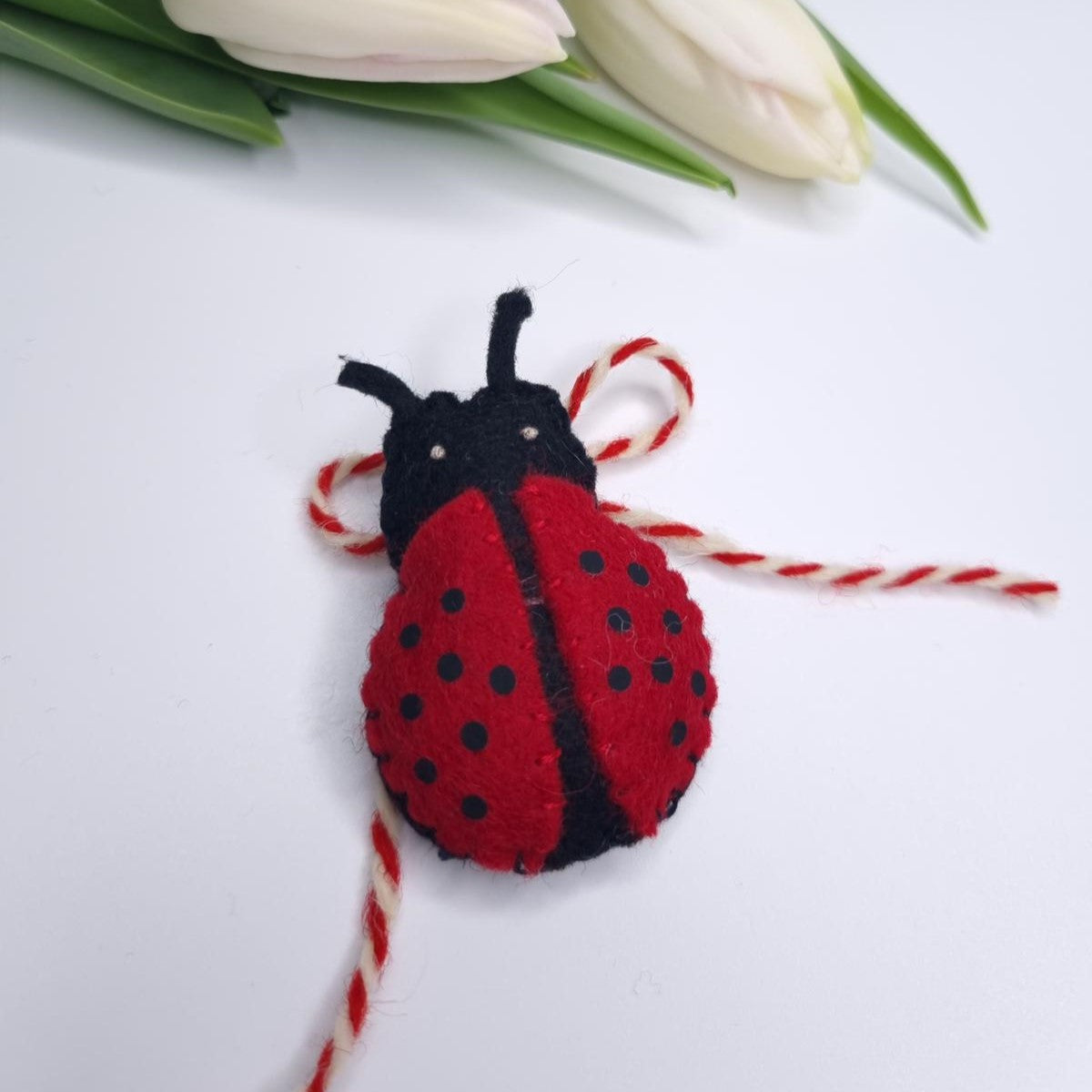 Mărțișor buburuză din fetru de lână – simbol al norocului