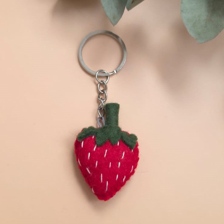 Breloc handmade Căpșună din fetru