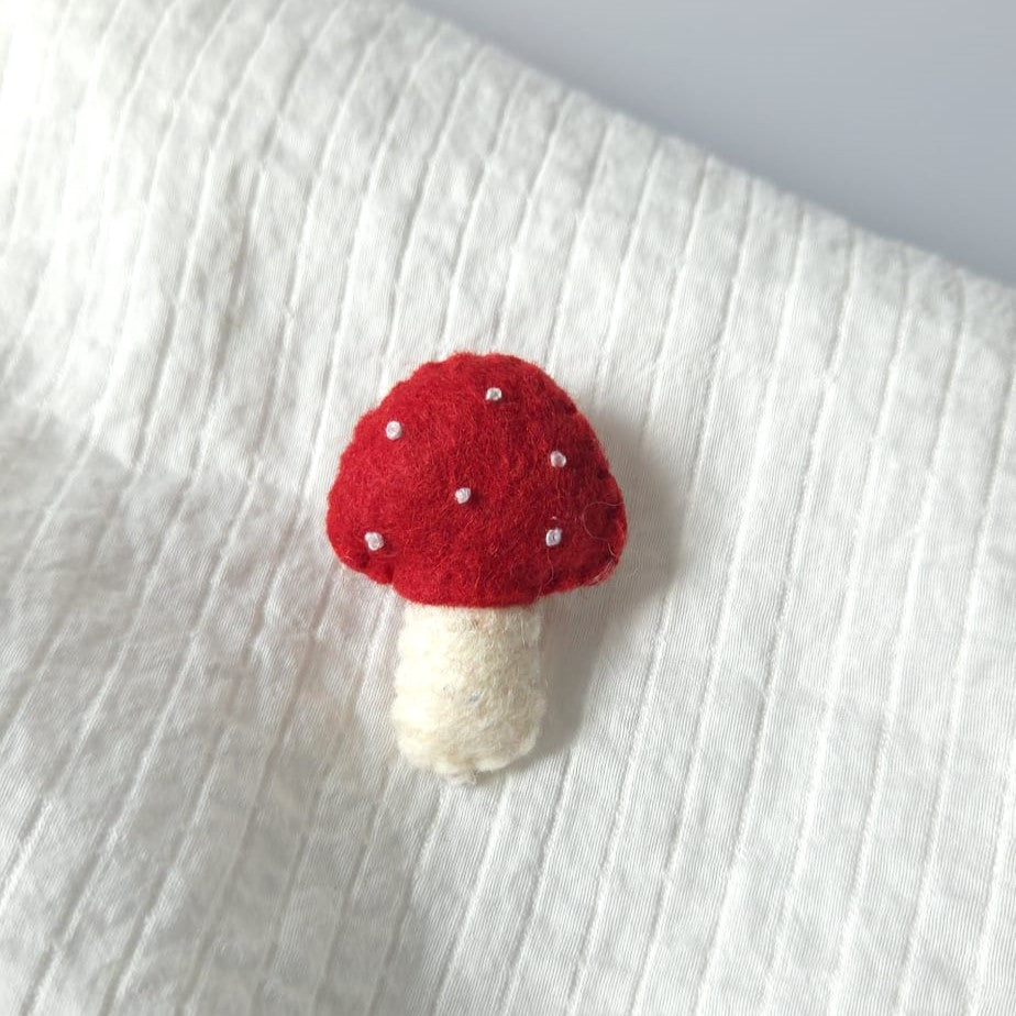 Broșă handmade din fetru – ciupercuță roșie