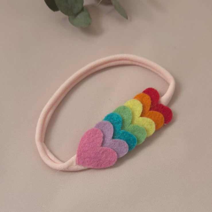 Bentiță elastică handmade cu inimioare curcubeu din fetru