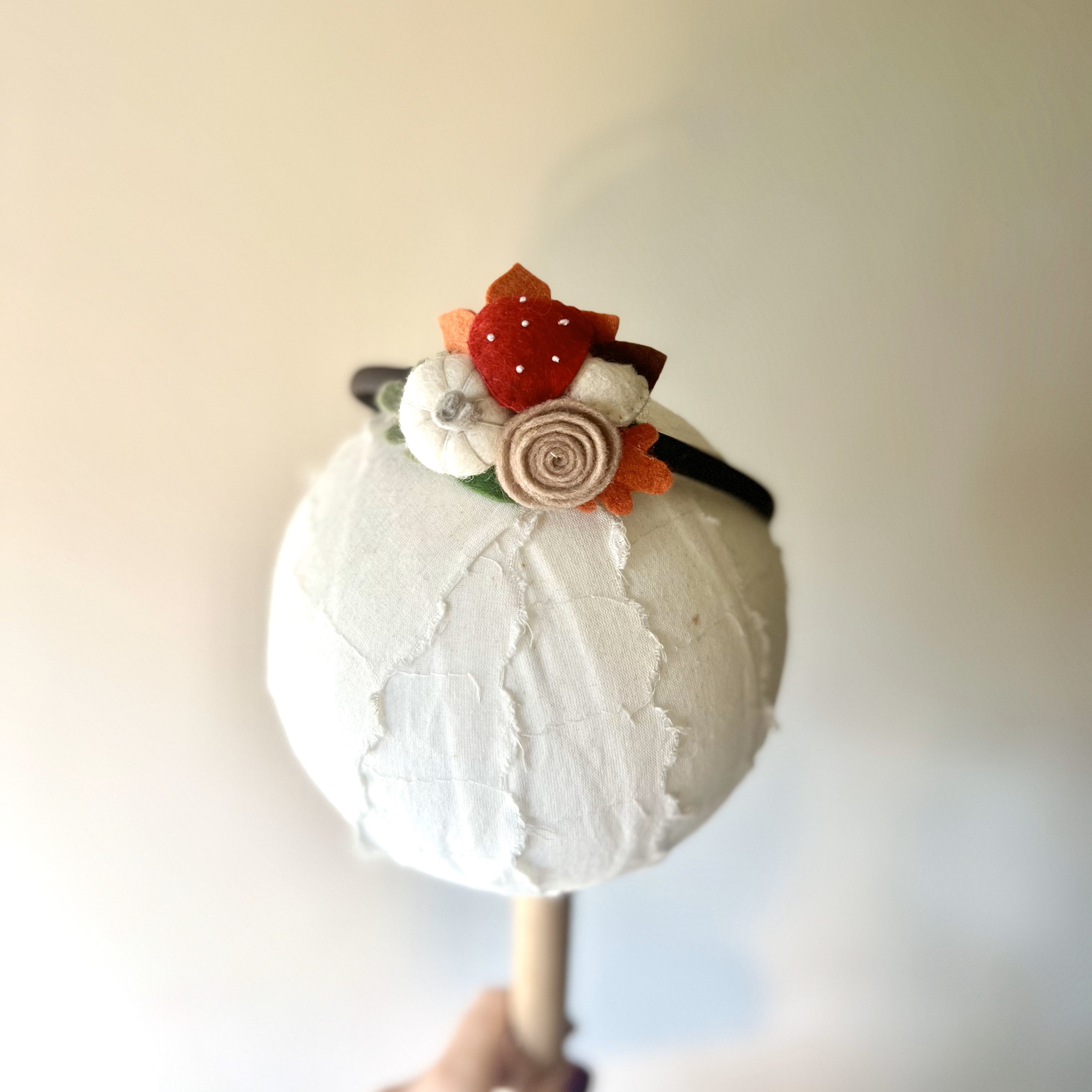 Cordeluță handmade din fetru cu dovleac, frunze și floare