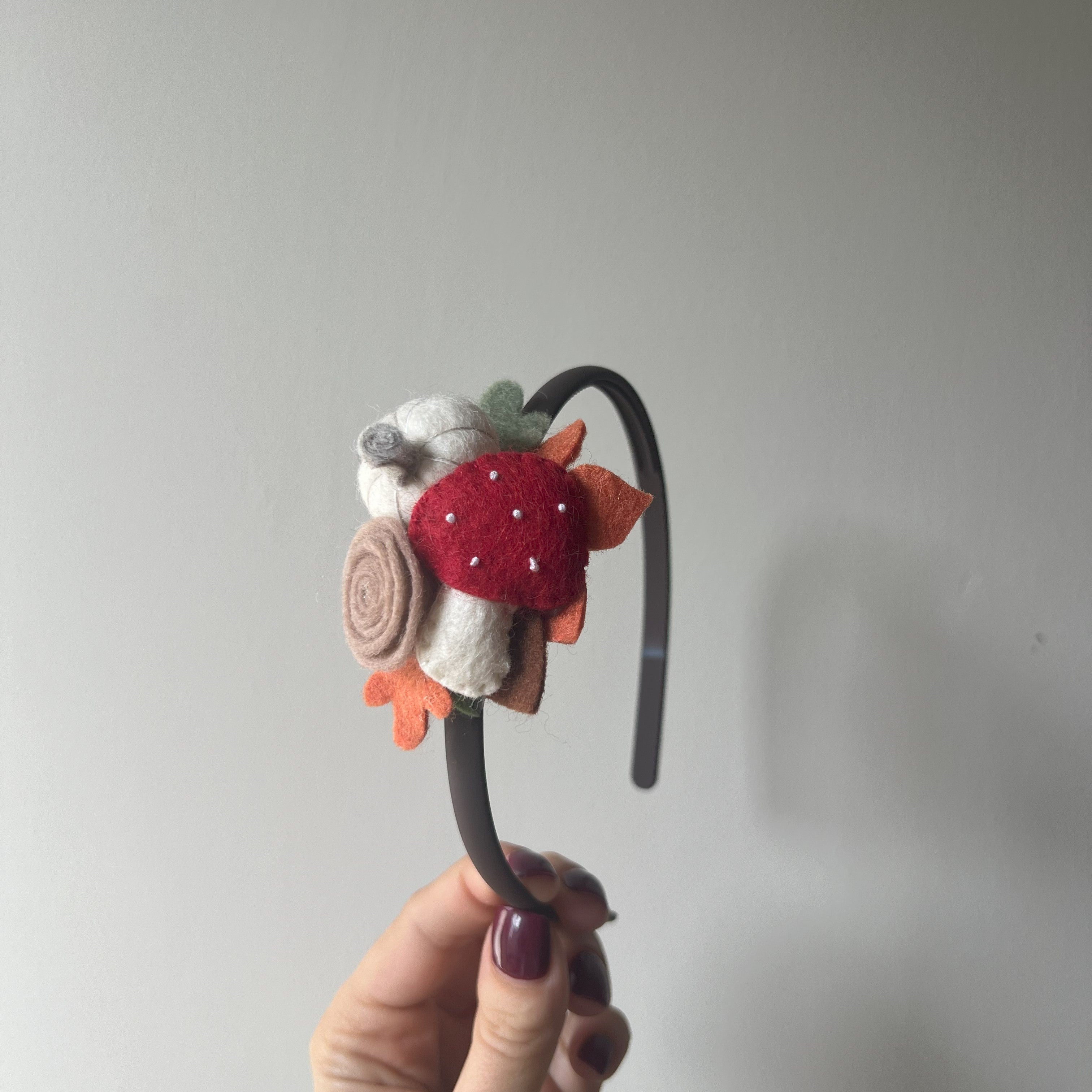 Cordeluță handmade din fetru cu dovleac, frunze și floare