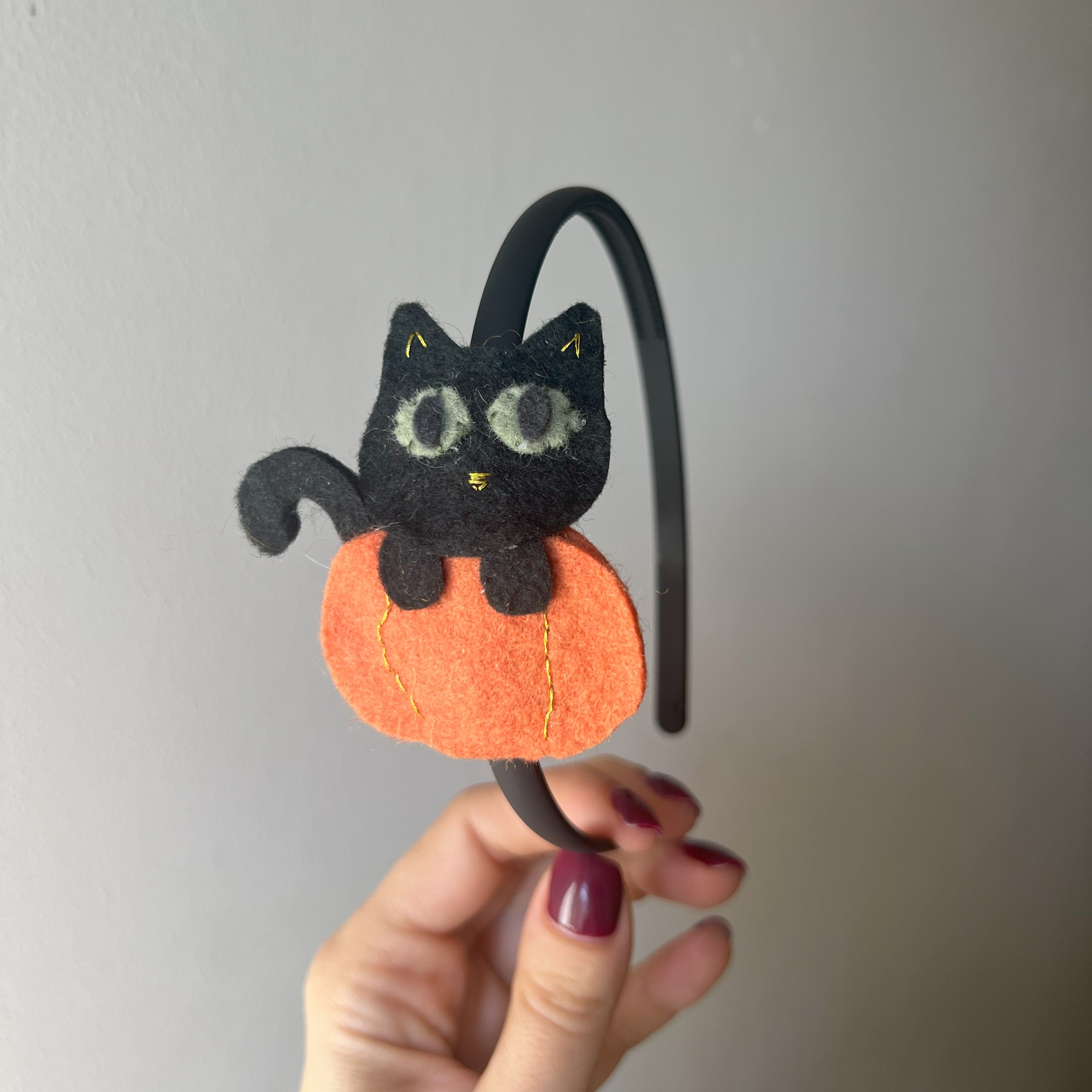 Cordeluță handmade cu pisică neagră și dovleac din fetru