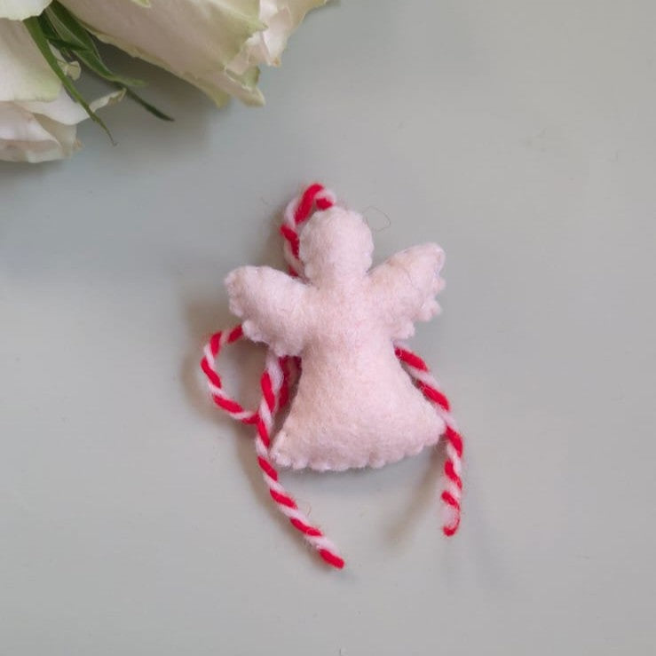 Mărțișor îngeraș cu inimă din fetru – simbol al protecției