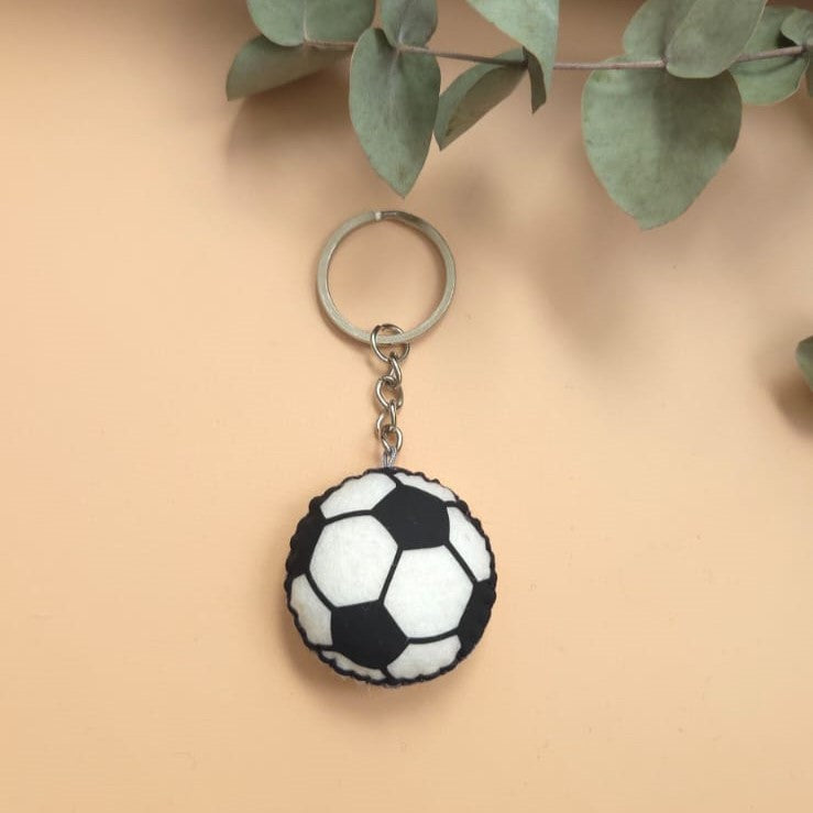 Breloc handmade – minge de fotbal din fetru