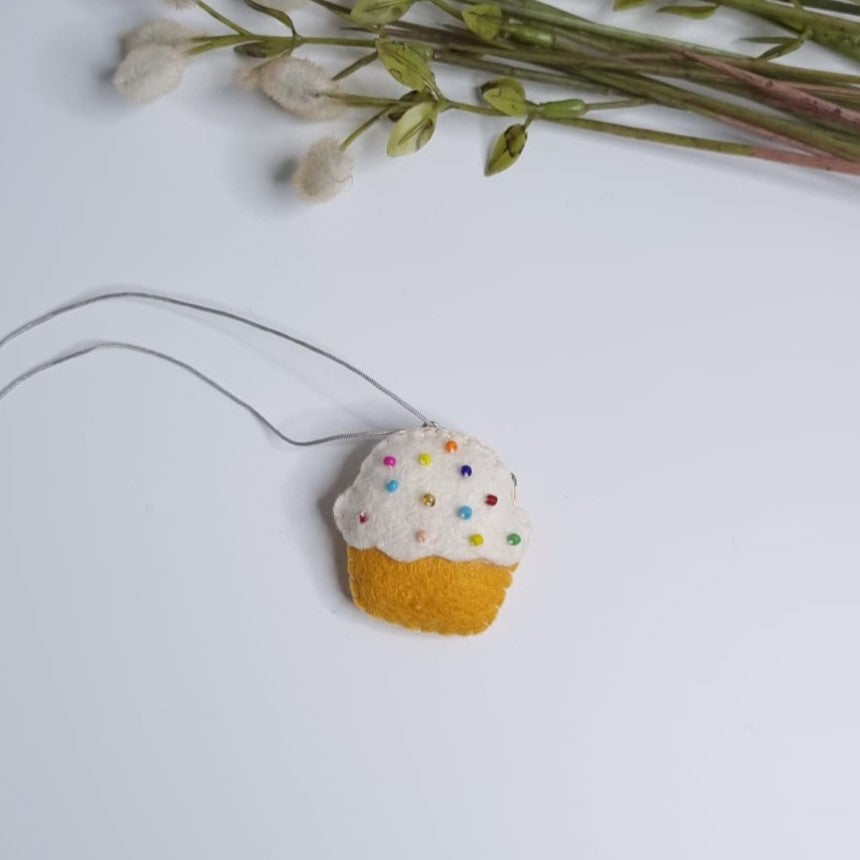 Mărțișor brioșă din fetru de lână – mărțișor handmade vesel