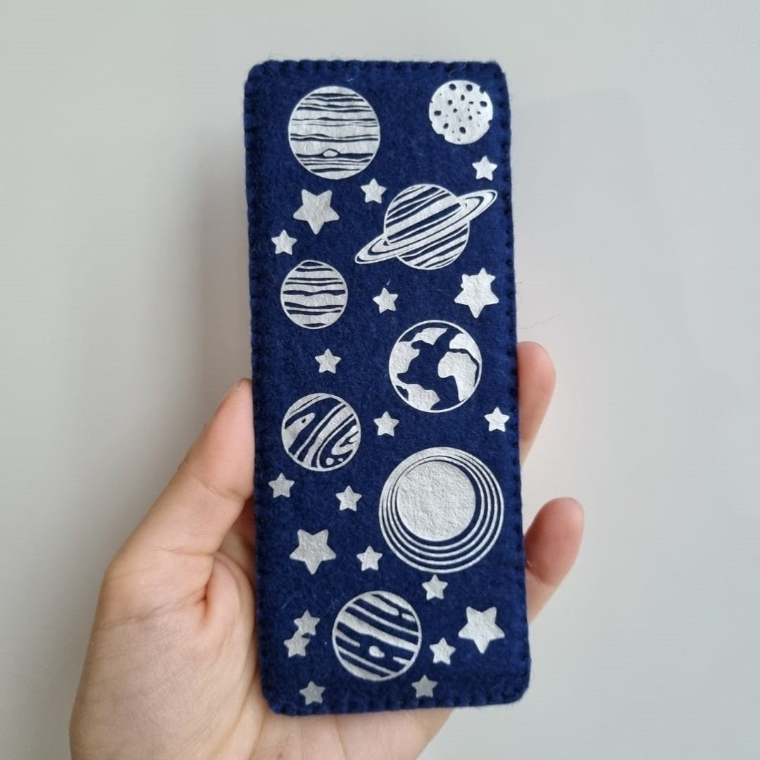 Semn de carte handmade din fetru – Univers și planete