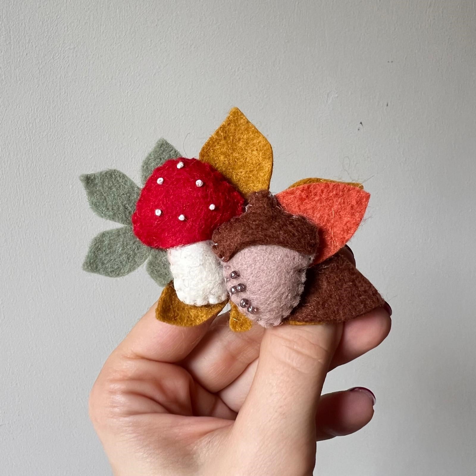 Clamă de păr handmade din fetru – Model de toamnă cu ghindă și ciupercuță