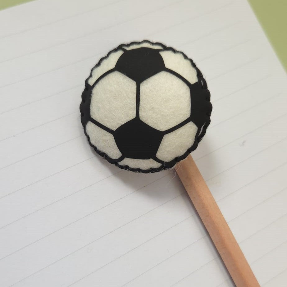 Topper pentru creion handmade – minge de fotbal din fetru