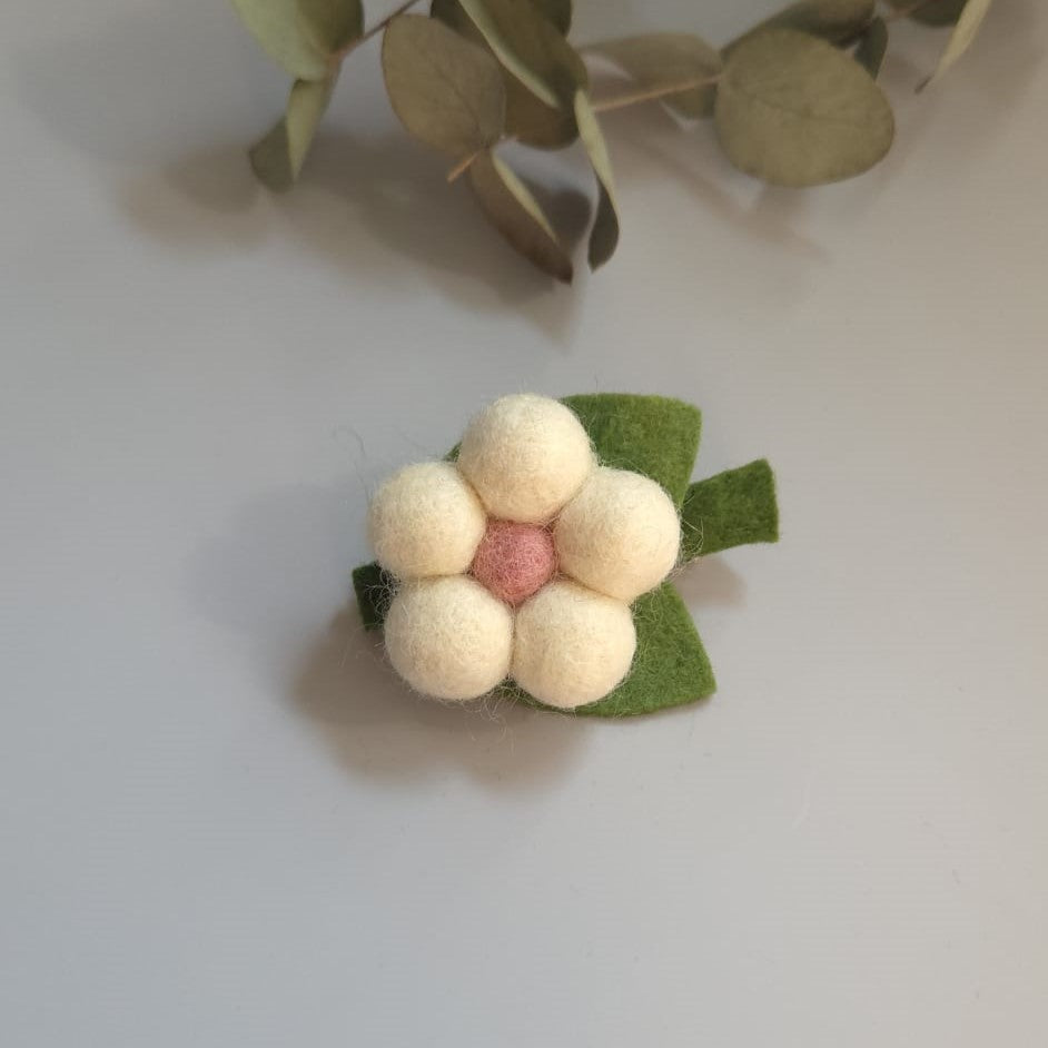 Clamă de păr handmade din fetru – floare albă cu bile