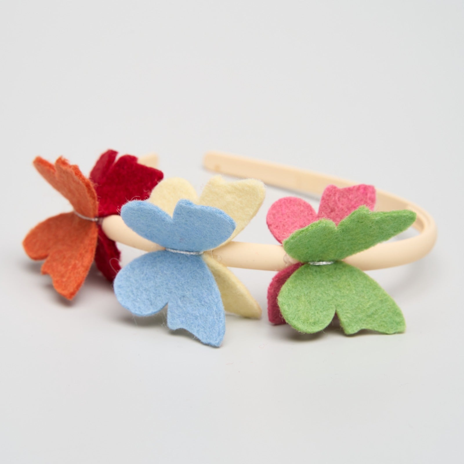 Cordeluta fluturi multicolori