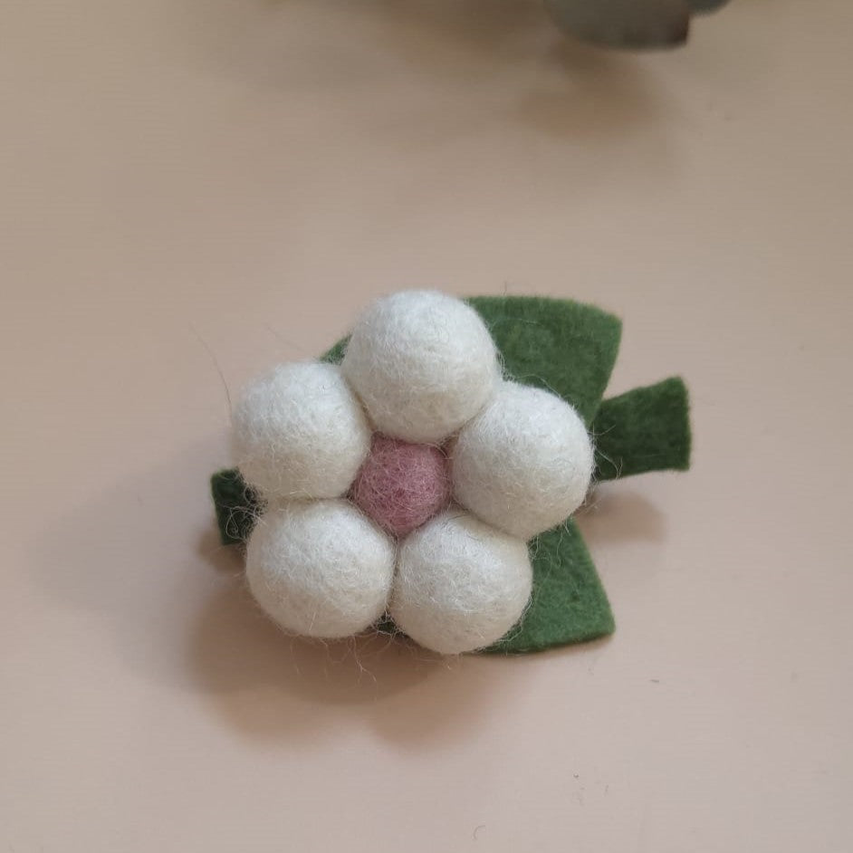 Clamă de păr handmade din fetru – floare albă cu bile