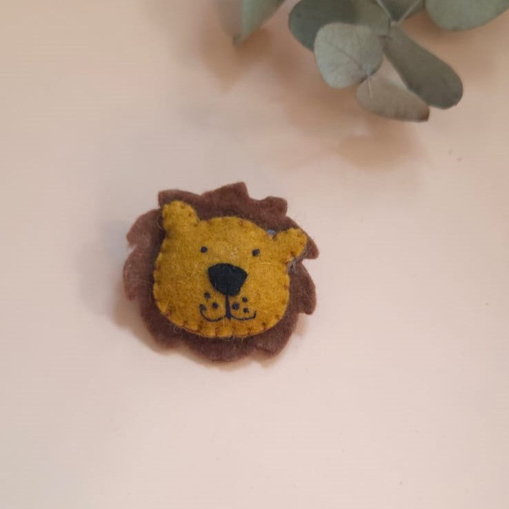 Broșă handmade cu leu din fetru