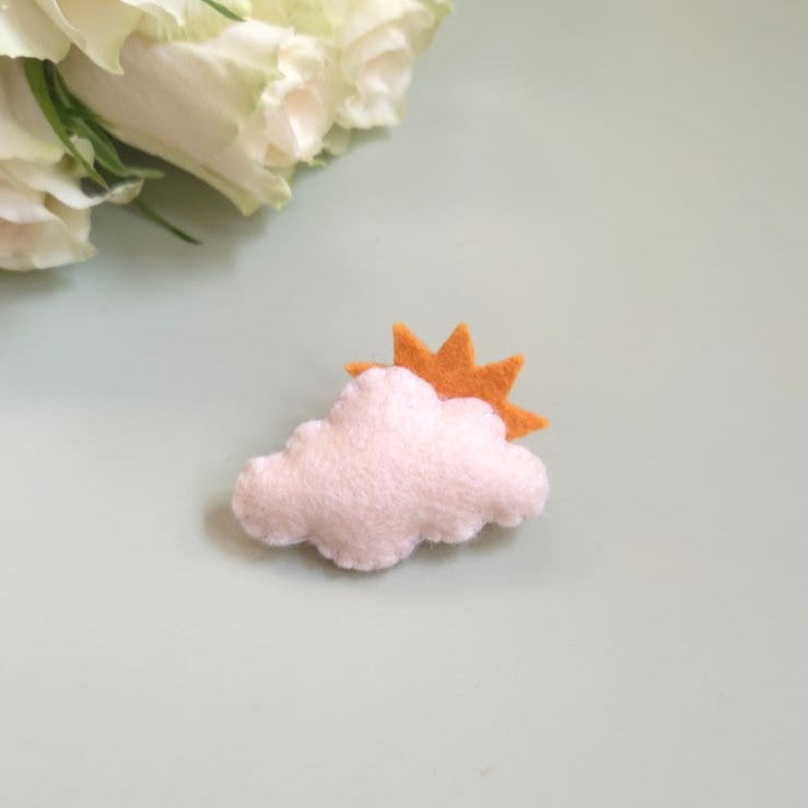 Mărțișor nor cu soare din fetru – simbol al optimismului