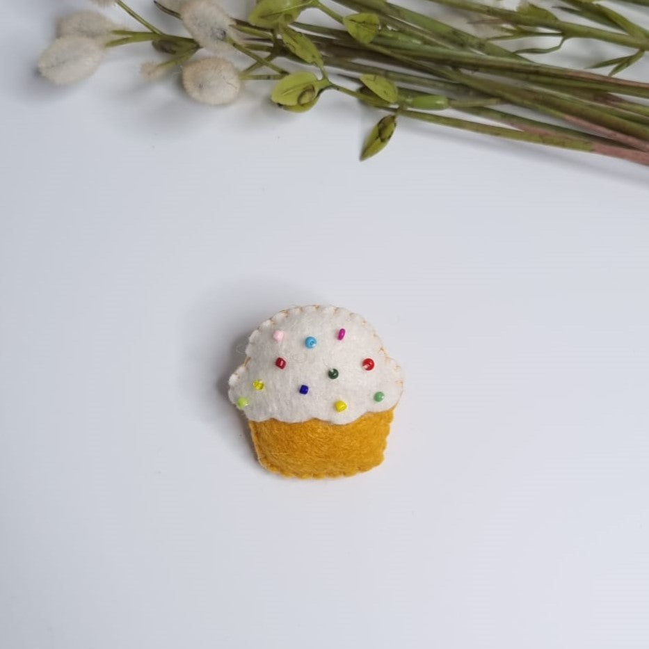 Mărțișor brioșă din fetru de lână – mărțișor handmade vesel