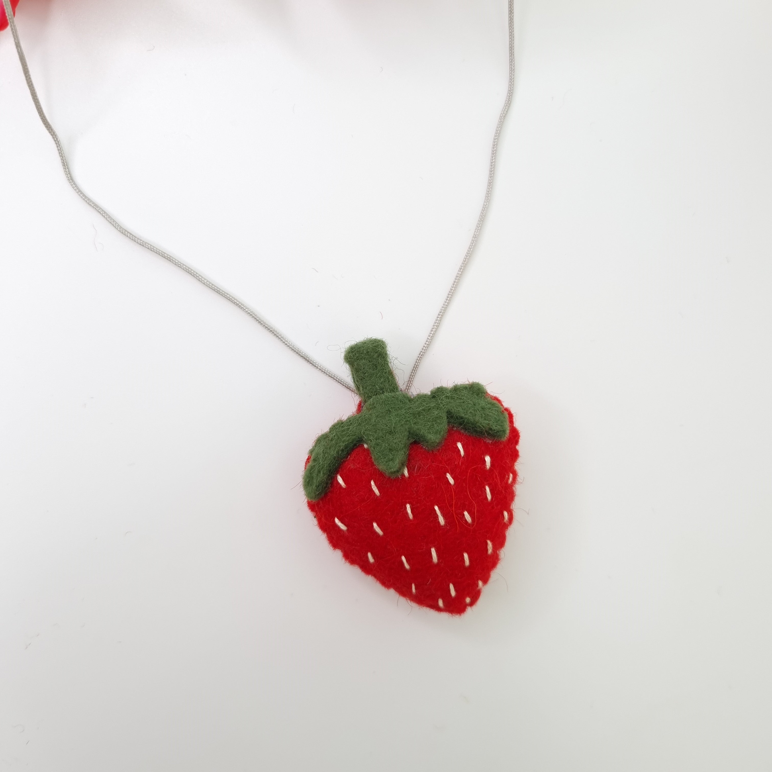 Pandantiv cu snur reglabil Capsune