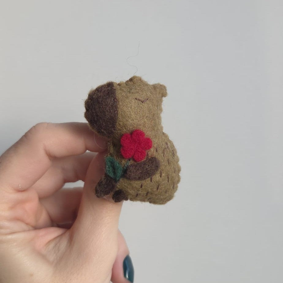 Mărțișor capybara din fetru de lână