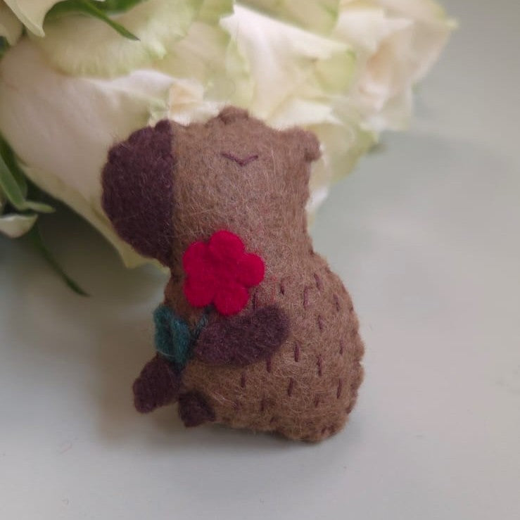 Mărțișor capybara din fetru de lână