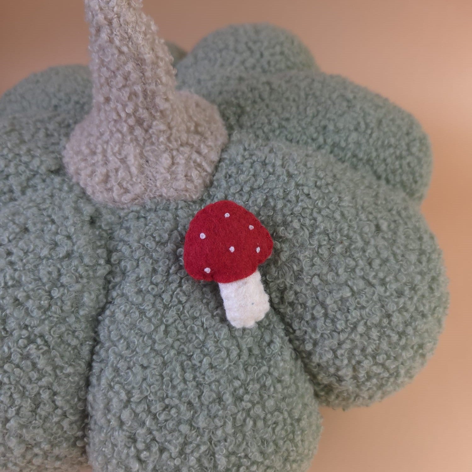 Broșă handmade din fetru – ciupercuță roșie