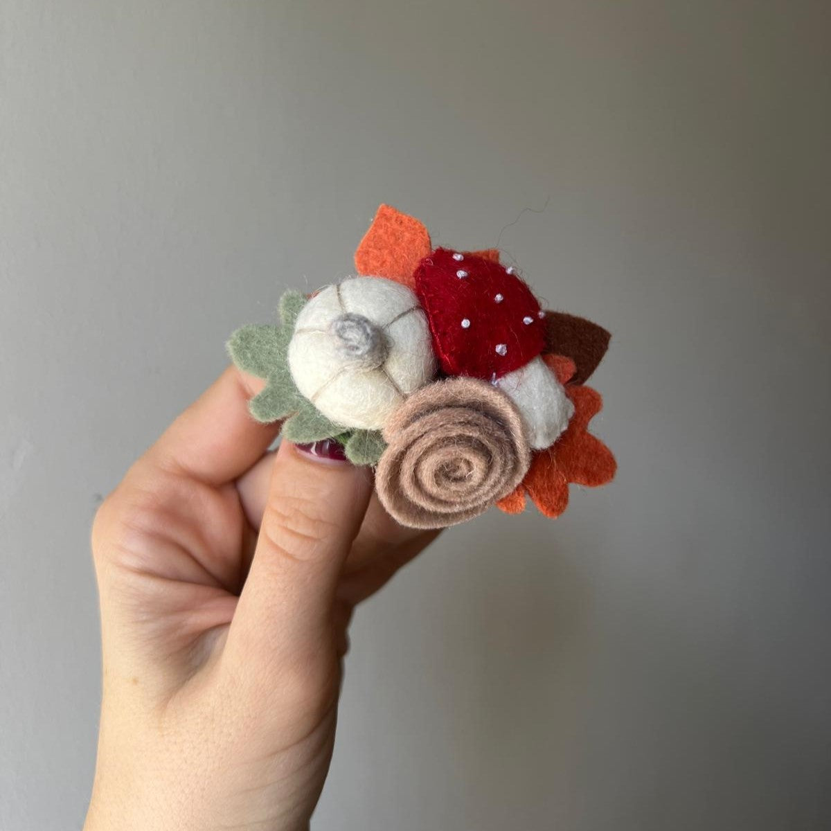 Clamă de păr handmade din fetru – Accesoriu de toamnă cu dovleac și ciupercuță