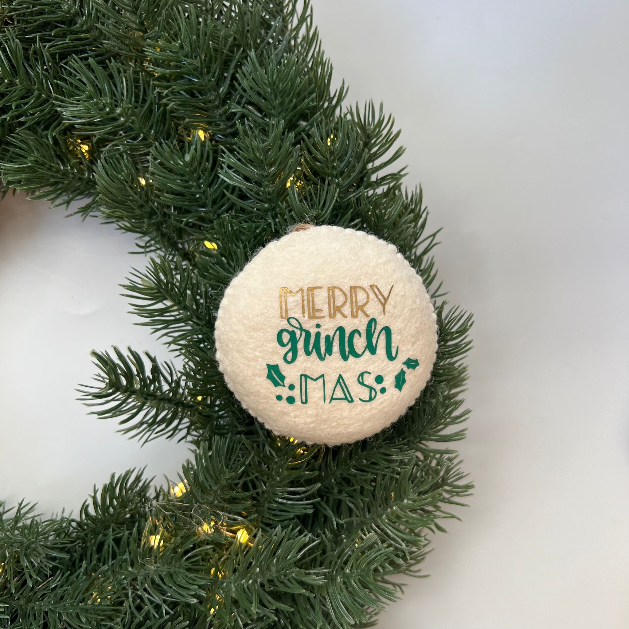 Glob personalizat cu mesaj „Merry Grinchmas”