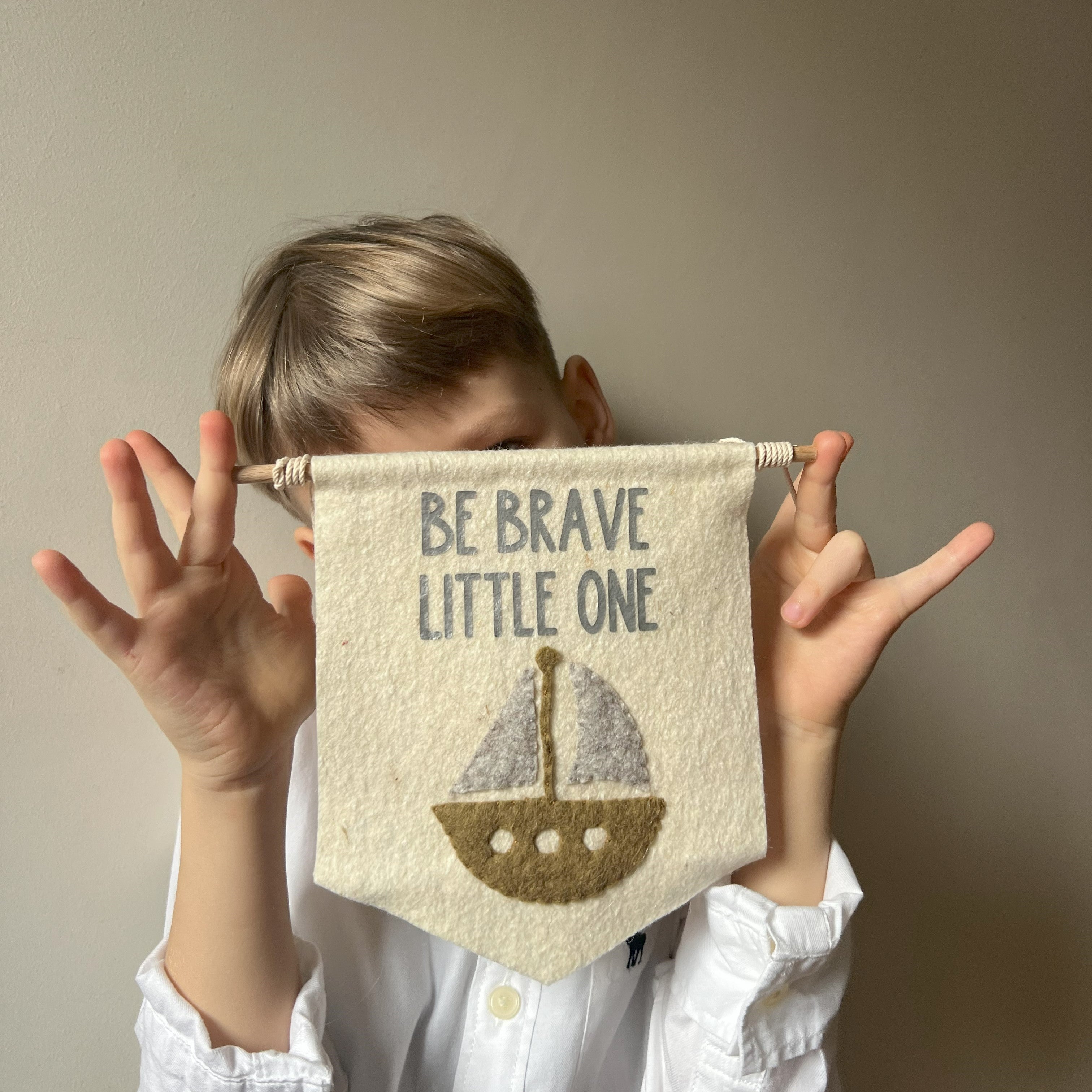 Banner decorativ din fetru pentru copii – Be Brave Little One, cu barcă