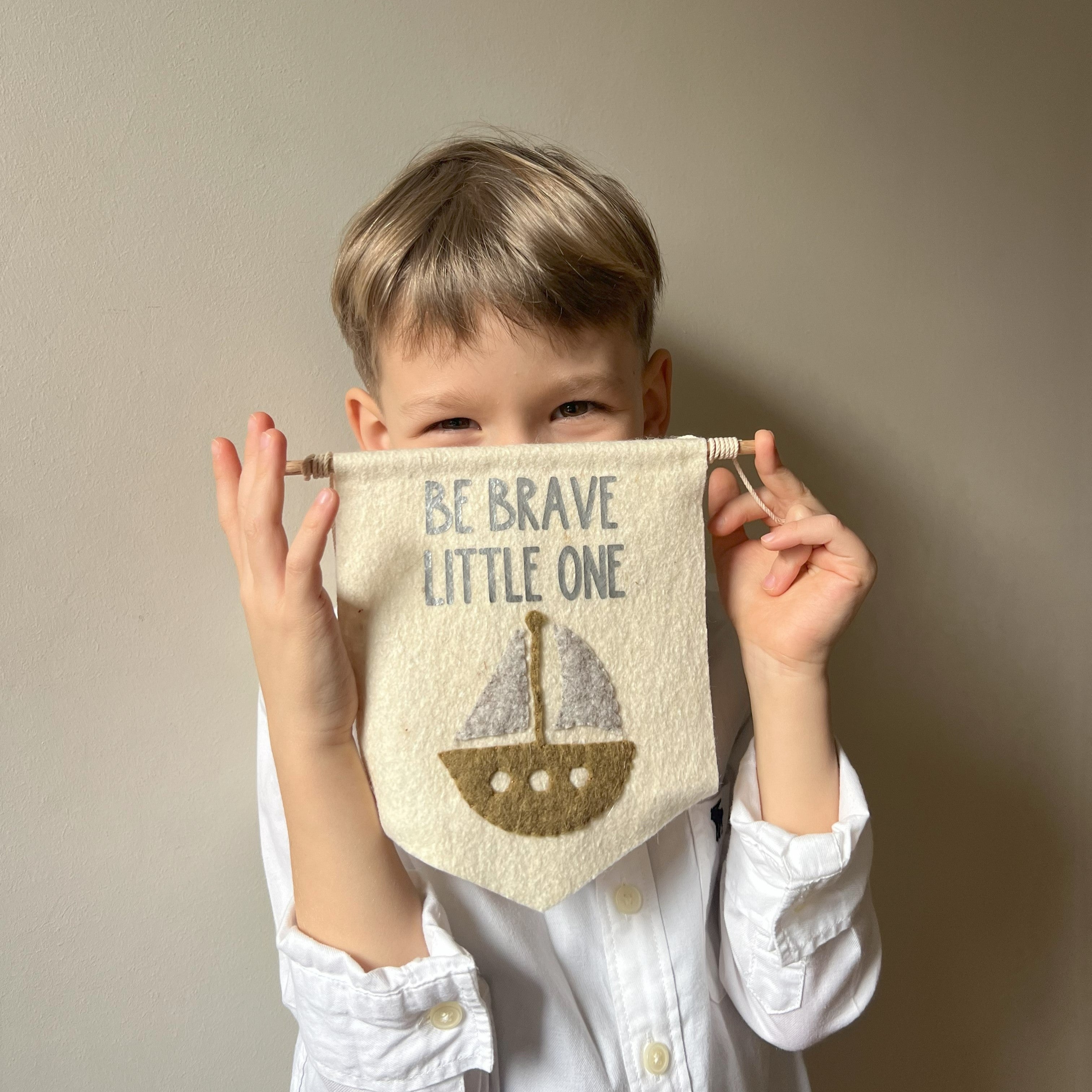 Banner decorativ din fetru pentru copii – Be Brave Little One, cu barcă