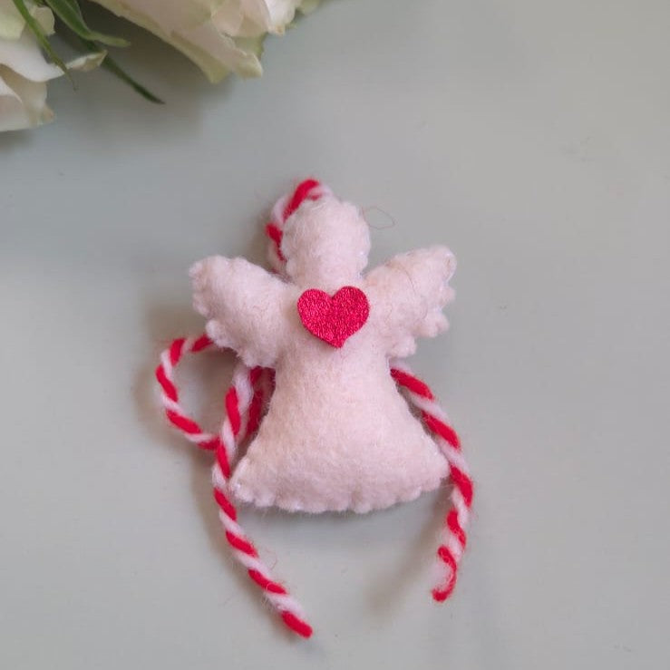 Mărțișor îngeraș cu inimă din fetru – simbol al protecției