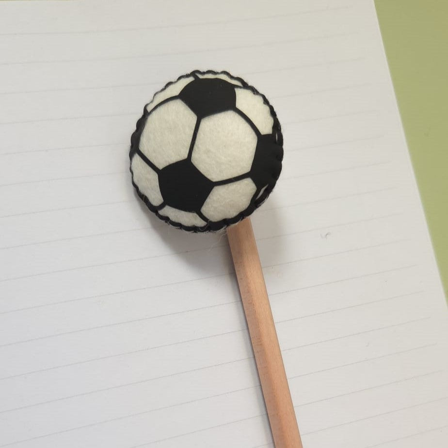 Topper pentru creion handmade – minge de fotbal din fetru