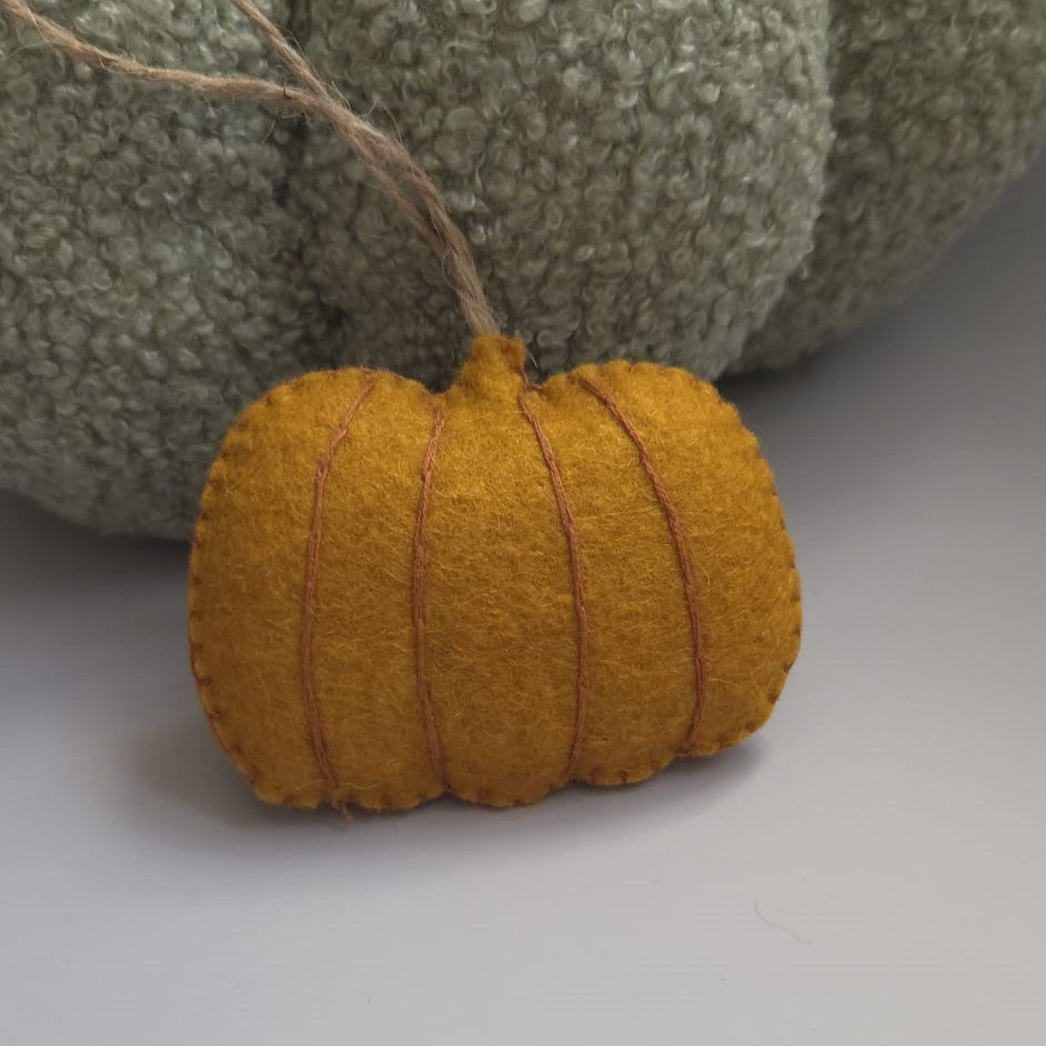 Decorațiune de toamnă din fetru – Dovleac cu mesaj motivațional