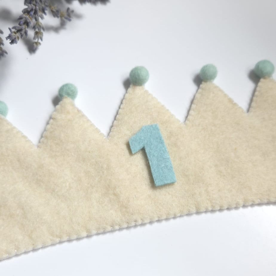 Coroniță aniversară Pom Pom Crown handmade din fetru