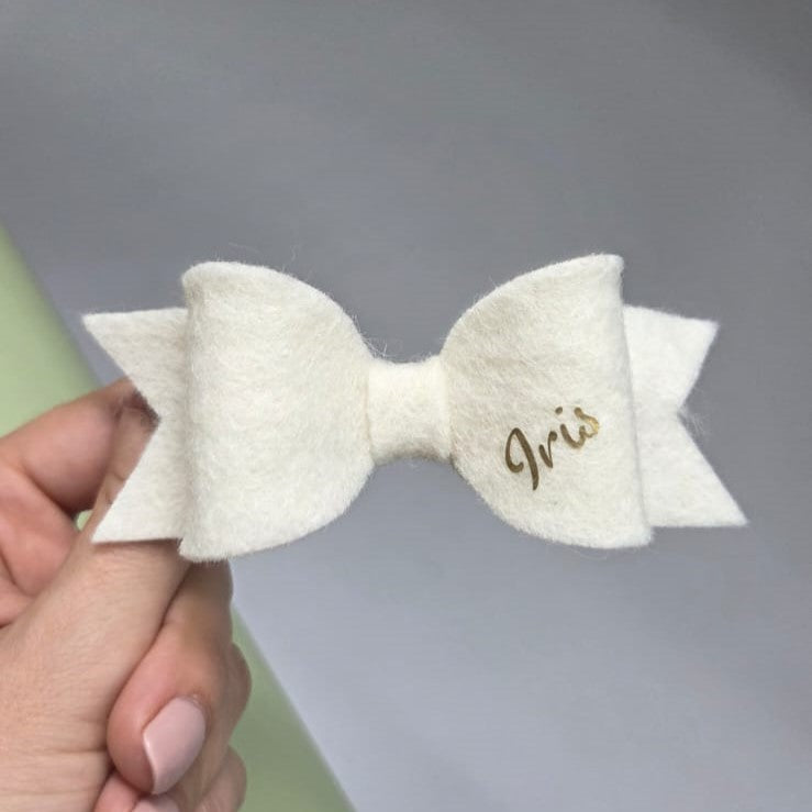 Clamă handmade cu fundiță personalizată din fetru