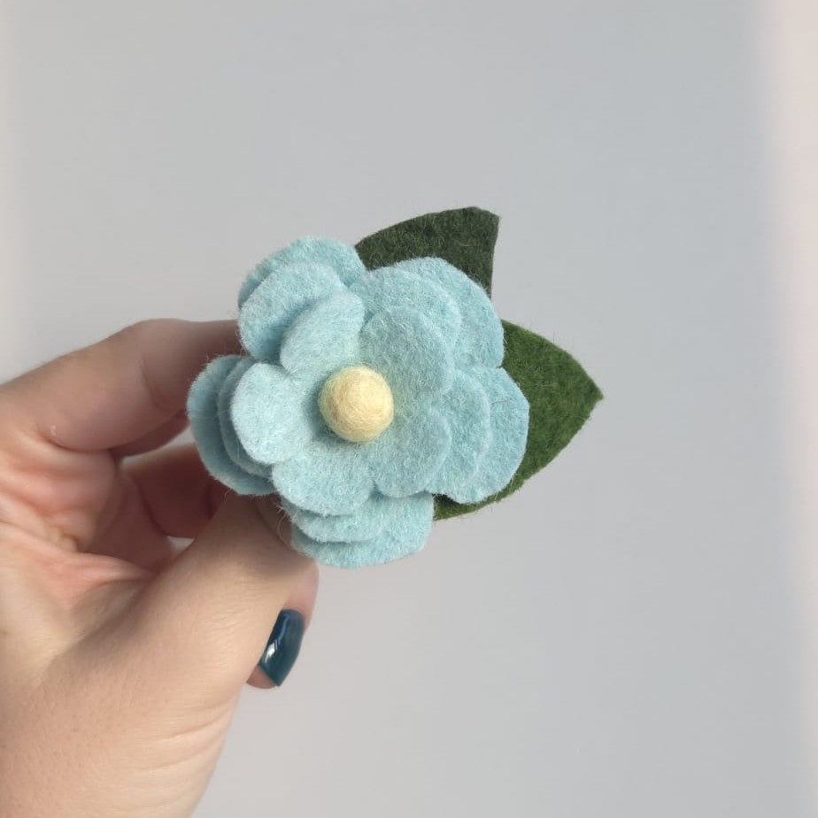 Mărțișor floare din fetru de lână