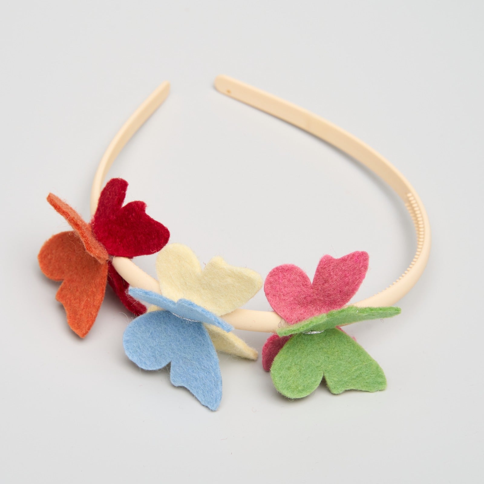 Cordeluta fluturi multicolori