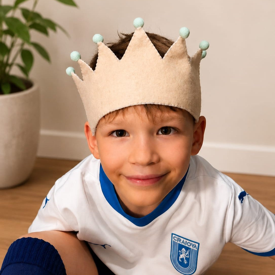 Coroniță aniversară Pom Pom Crown handmade din fetru