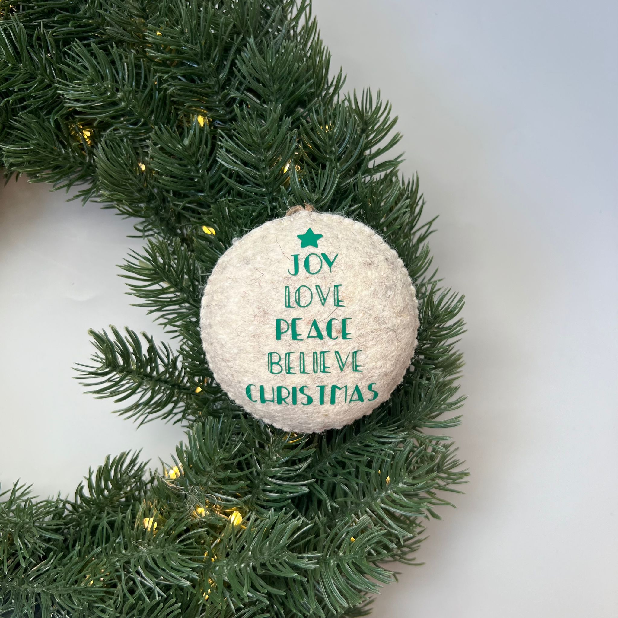 Glob personalizat cu mesaj „Joy Love Peace Believe Christmas”