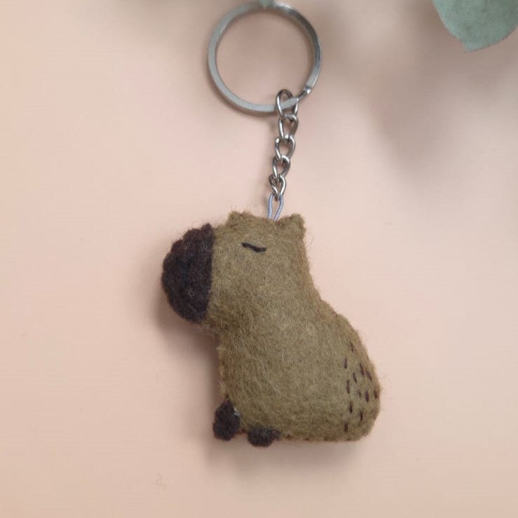 Breloc handmade Capybara din fetru