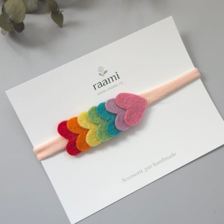 Bentiță elastică handmade cu inimioare curcubeu din fetru