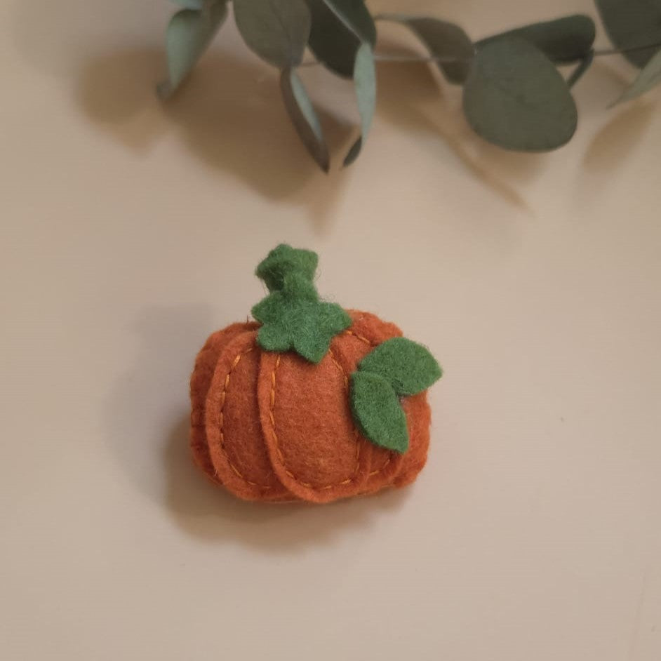 Broșă handmade din fetru în formă de dovleac