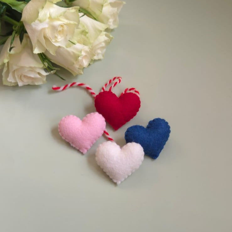 Mărțișor inimă din fetru – simbol handmade al primăverii