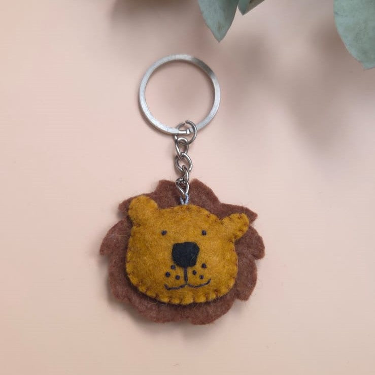 Breloc handmade leu din fetru