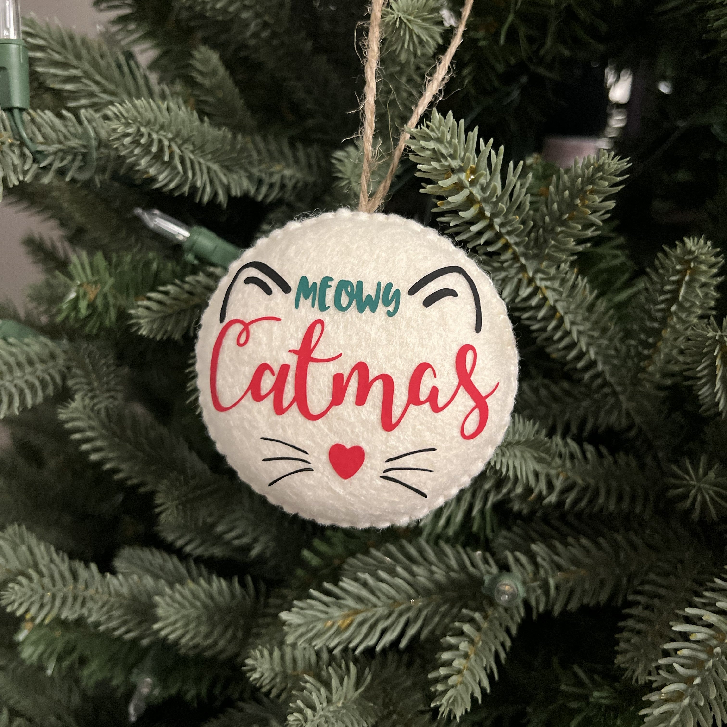 Glob personalizat cu mesaj „Meowy Catmas”